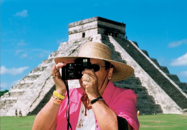 martin-parr-untitled-2006-mexico-mayan-pyramid.jpeg.6792712ecc04275e2b64d15bcaaa6e11.jpeg