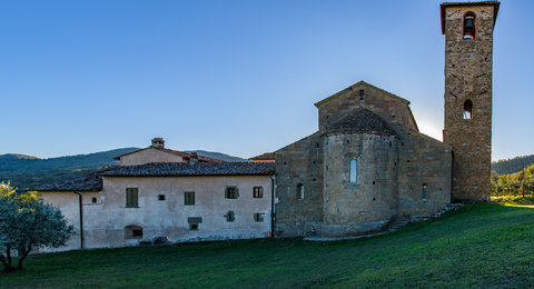 Chiesa romanica di Gaville con la canonica