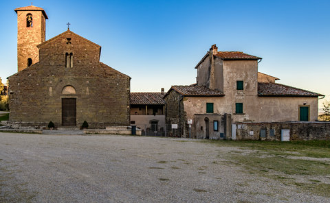 Chiesa romanica di Gaville con la casa della civiltà contadina
