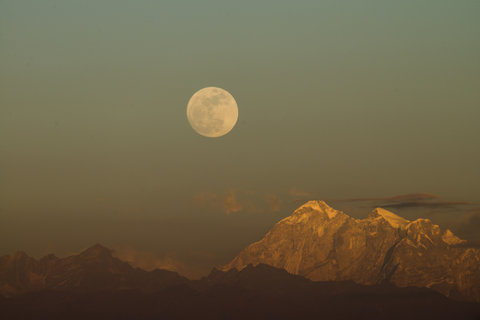 La luna e la montagna
