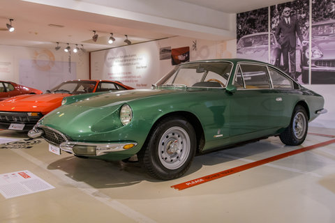 365 GT coupé 2+2 del 1967 - il motore era un V12 di 60° di 4390,35 cc. ed erogava 320 CV