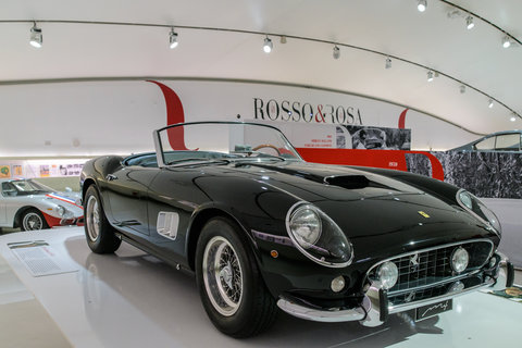 Ferrari 250 GT California del 1957 - il motore era un V12 di 60° di 2953,21 cc. ed erogava 240 CV