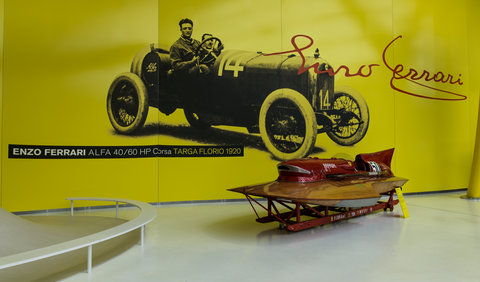 Sala d’ingresso del museo di Modena con il motoscafo “Arno”