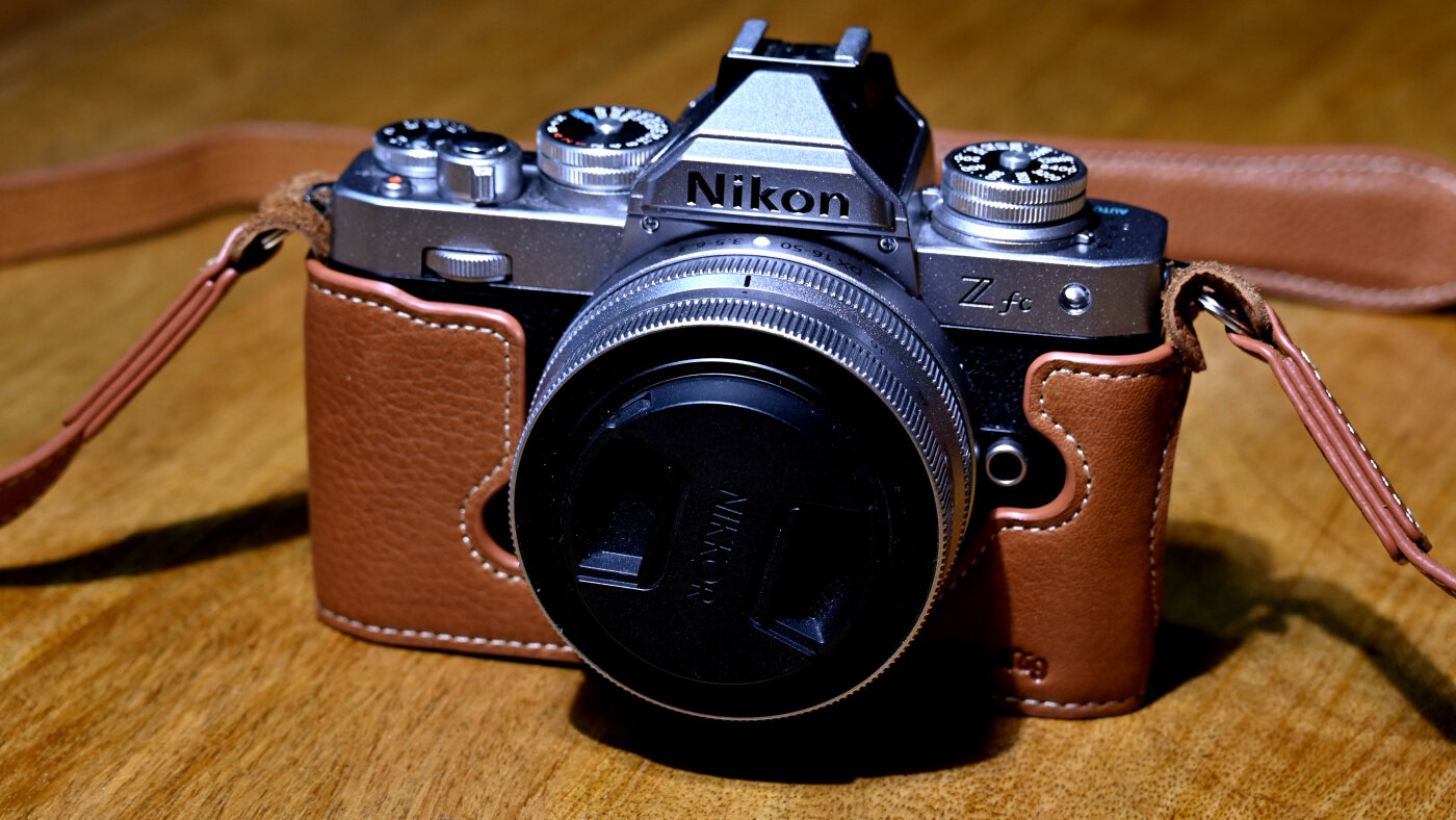 Maggiori informazioni su "SmallRig Leather Half-case and strip per Nikon Z fc"