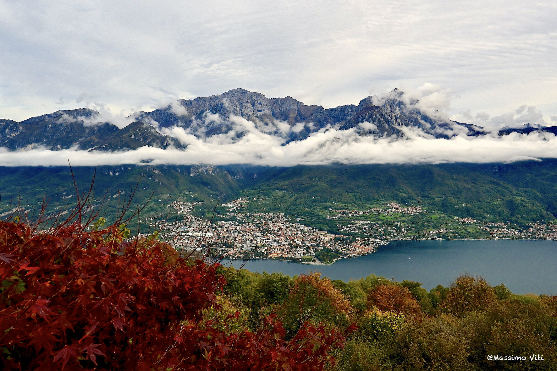 Veduta di Mandello del Lario con dietro il massiccio delle Grigne , lago di Como