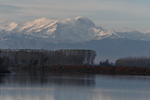 Il Monte Rosa con il fiume Sesia a Palestro.