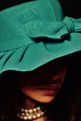 Donna con cappello