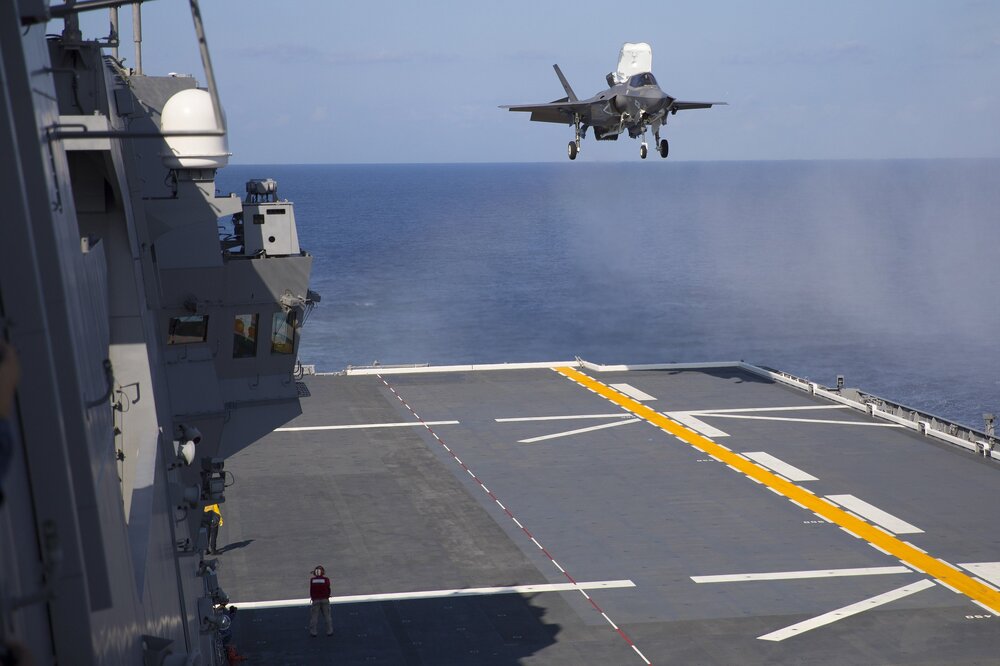 USMC_F-35B_conducting_a_vertical_landing_aboard_the_JS_Izumo.thumb.jpg.6f51947d756b76fcfa11b9f59abd6140.jpg