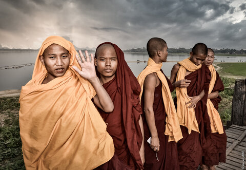 Birmania 2013_Mandalay U Bein_Monaci.jpg