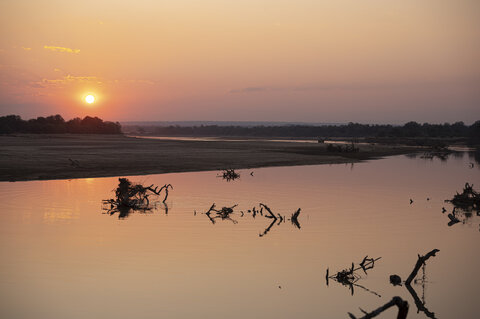 Tramonto sul Luangwa river