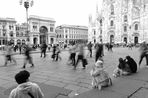 Folla in movimento in piazza Duomo