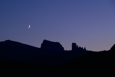 La luna tramonta sulle Cinque Torri