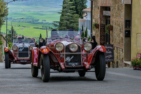 Alfa Romeo 6C 1750 Gran Sport (1930) seguita da una 6C 1750 GS carrozzeria sport (1930)