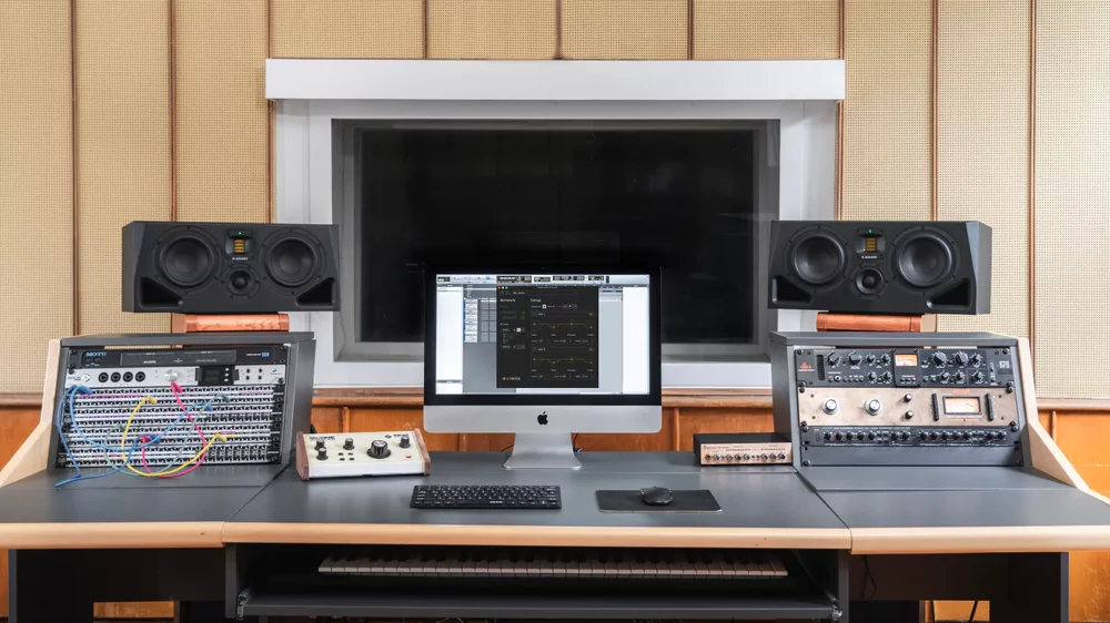 adam-audio-a-series-a77h-studio-monitor-lifestyle-photo-funkhaus-1500x843-updated.thumb.webp.85560e0098b30c8071117842db179096.webp